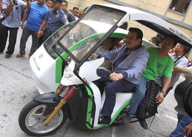 Joseph Estrada tries out an e-trike - October 2016