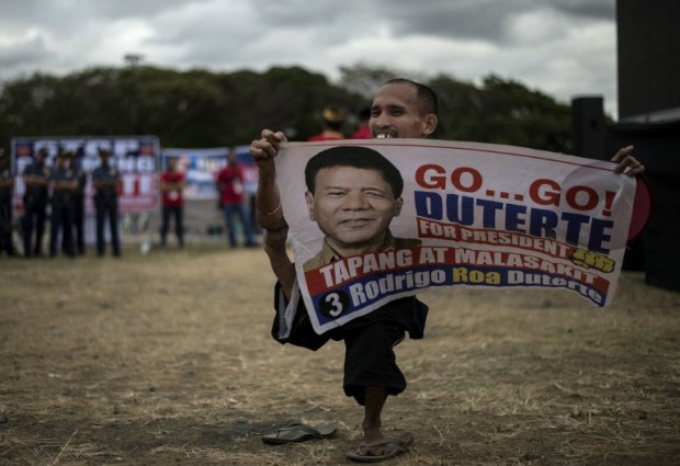 Arkade Saavedra, a supporter of Philippine President Rodrigo Duterte, participates in a protest calling for the ouster of Vice President Leni Robredo over his drug war criticism, in Manila on April 2, 2017.  Thousands of supporters of Philippine President Rodrigo Duterte held a protest in Manila on April 2, calling for the removal of Vice President Leni Robredo from office for criticising Duterte's deadly war on drugs before the United Nations. / AFP PHOTO / NOEL CELIS