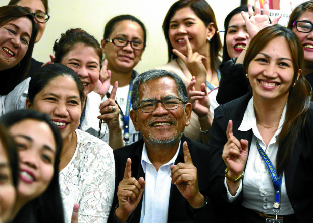 Dismissed Interior Secretary Ismael Sueno is all smiles as he poses for a photowith his former staff at the DILG.—LYN RILLON