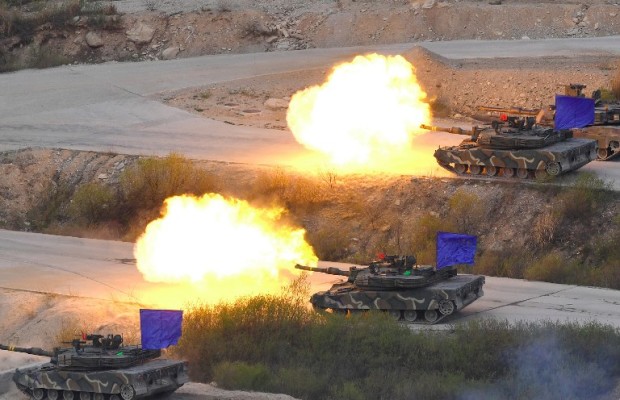 South Korean K1A2 tanks fire live rounds during a joint live firing drill between South Korea and the US at the Seungjin Fire Training Field in Pocheon, 65 kms northeast of Seoul, on April 26, 2017. / AFP PHOTO / JUNG Yeon-Je