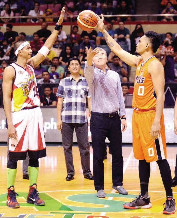 BASKETBALL FANKim does the ceremonial toss at a game between San Miguel Beer and Meralco. —AUGUST DELA CRUZ