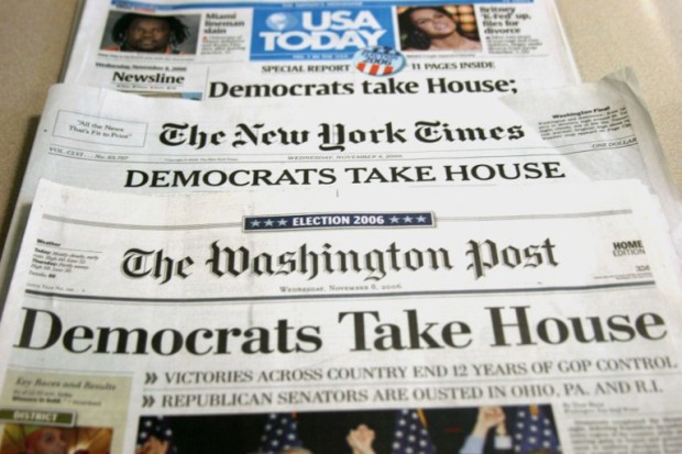 Three US newspapers carry the identical headline 08 November 2006, the day after the midterm elections saw the Democrats take over the House of Representatives from the Republicans and on the verge of controlling the Senate.     AFP PHOTO/Nicholas KAMM / AFP PHOTO / NICHOLAS KAMM