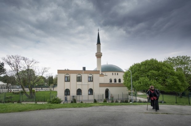 A Muslim woman walks by a mosque at Islam Centre of Vienna on April 14, 2017 in Vienna, Austria. A debate is raging in Austria after a study suggested that Islamic kindergartens in Vienna were helping to create "parallel societies" or even produce the dangerous homegrown radicals of the future. / AFP PHOTO / JOE KLAMAR