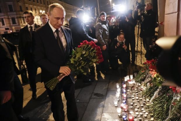 Vladimir Putin lays flowers for St. Petersburg blast victims - 3 April 2017