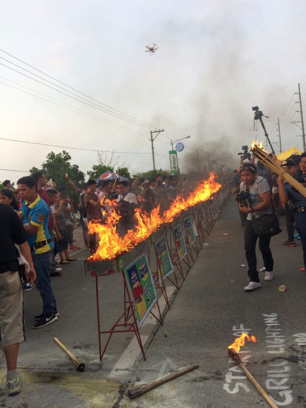 Residents and tourists gathered to cook bangus (milkfish) on  950 grills that lined the De Venecia Highway on Sunday (April 30) in this year's Bangusan street party. The party is part of the 2017 Bangus Festival. Photo by Yolanda Sotelo INQ 