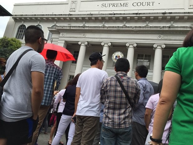 Bar examinees await the release of passers from the Supreme Court. (INQUIRER.net FILE PHOTO / RYAN LEAGOGO)