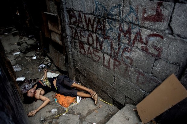 The body of Valien Mendoza, a suspected drug dealer, gunned down by unidentified assailants in Manila in this photo taken on March 7, 2017. (AFP)