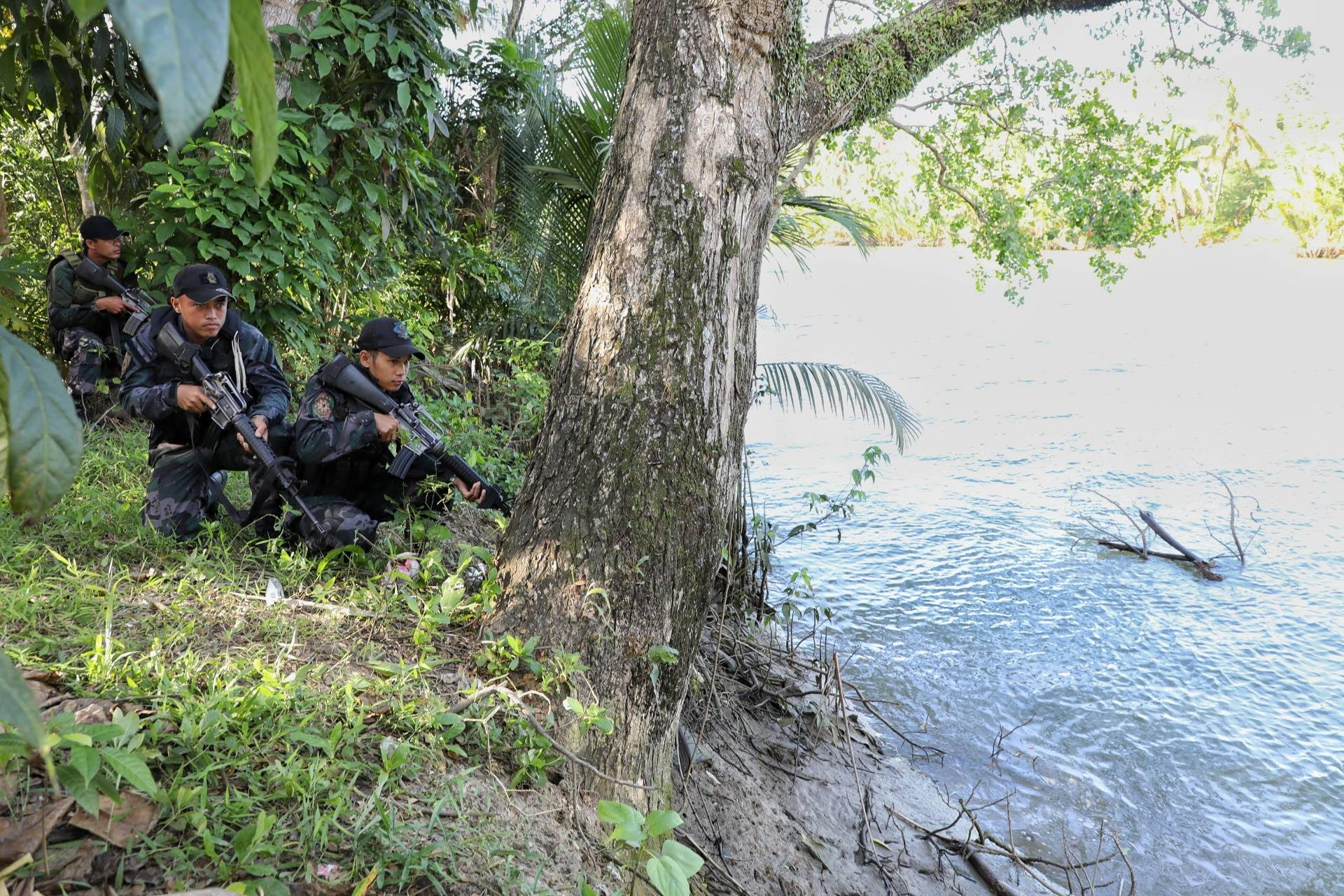 Elements of 1st Co. RPSB 7 conduct  security patrol along Inabanga river in Inabanga town, Bohol where armed groups entered and engaged government troopers in a shootout. Photo by Tonee Despojo, CDN