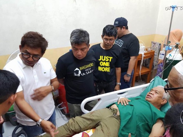 ARMM Gov. Mujiv Hataman visits former Talayan mayor Datu Ali Midtimbang, who was wounded in a grenade attack on Friday. PHOTO FROM HATAMAN'S OFFICE