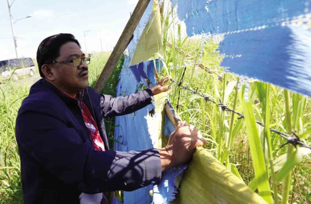 Agrarian Reform Secretary Rafael Mariano inspects a disputed property in Hacienda Luisita in Tarlac province.  —NIÑO JESUS ORBETA 