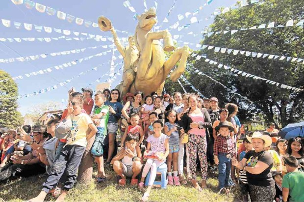 Masbateños welcome the festival with the unveiling of the Rodeo statue. —GEORGE GIO BRONDIAL