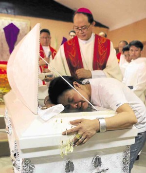  LAST GOODBYE Luzviminda Siapo, mother of Raymart, bids her son farewell at the funeral mass celebrated by Caloocan Bishop Pablo Virgilio David at the Church of Sta. Clara in Malabon on Sunday.   —RAFFY LERMA