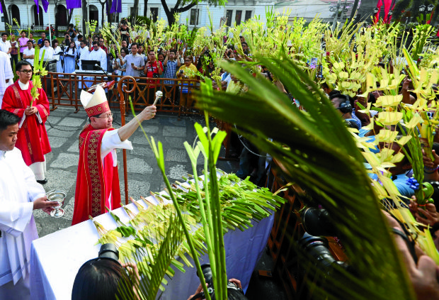 BLESSING RITES Manila Archbishop Luis Antonio Cardinal Tagle leads the blessing of palm fronds after his Palm Sunday Mass at Manila Cathedral. —MARIANNE BERMUDEZ