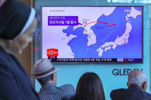 People watch a television news programme, showing a graphic of a North Korean missile launch, at a railway station in Seoul on May 14, 2017. North Korea fired a ballistic missile on May 14 in an apparent bid to test the South's new liberal president and the US which have both signalled an interest in negotiations to ease months of tensions. / AFP PHOTO / YONHAP / str /  - South Korea OUT / REPUBLIC OF KOREA OUT  NO ARCHIVES  RESTRICTED TO SUBSCRIPTION USE