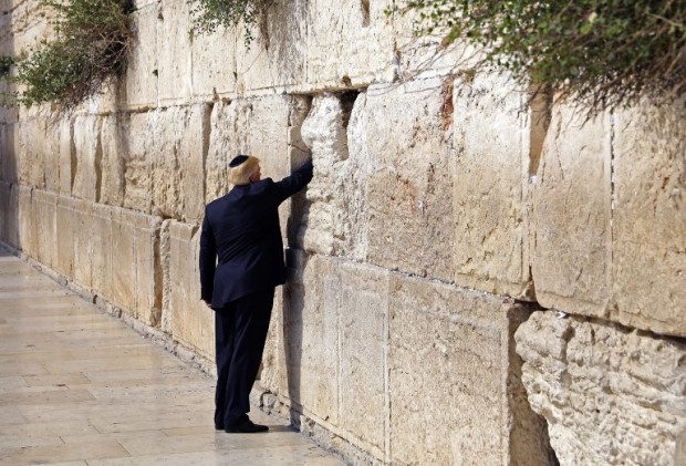US President Donald Trump visits the Western Wall, the holiest site where Jews can pray, in Jerusalems Old City on May 22, 2017.  / AFP PHOTO / POOL / RONEN ZVULUN