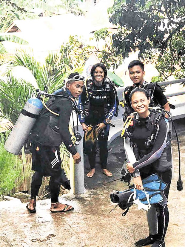 Mary Jean Tabañera (right) with fellow dive trainees.