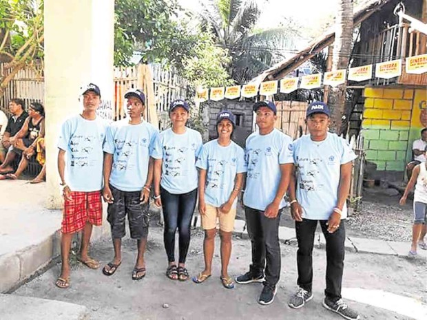 You’re in safe hands with Apo Island’s certified dive masters (from left) Gerald Tuayon, Mark Cyrel Mendez, Mary Jean Tabañera, Sheim Grace Alam-alam, Justin Lloyd de Vera and Joery Suan.