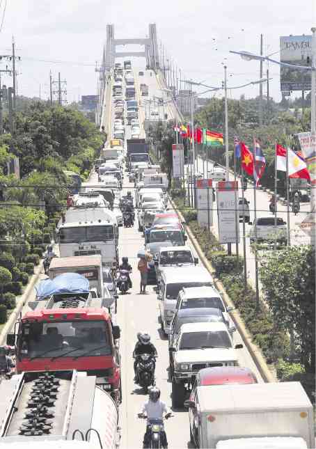 INFRA SPENDING The government, through the Department of Public Works and Highways, is embarking on a massive infrastructure spending to ease traffic jams in Cebu province. —JUNJIE MENDOZA/CEBU DAILY NEWS
