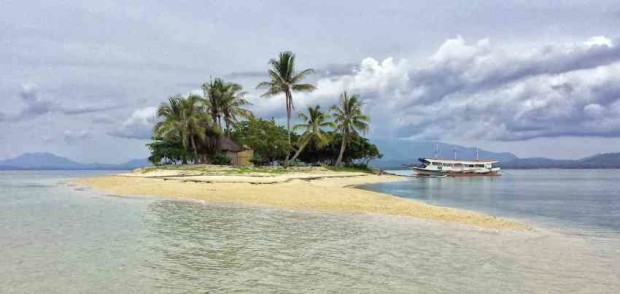 While tourists will not need electricity to enjoy pristine destinations in Palawan province, like this islet called Isla Puting Buhangin in Honda Bay, residents and business owners are complaining about the power crisis gripping the mainland. —EV ESPIRITU 