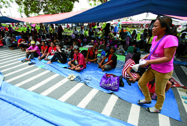 Members of Kalipunan ng Damayang Maralita (Kadamay) camp out at the closed traffic of Agham Road in Quezon City, April 30, 2017, in preparation for Labor Day rally. INQUIRER PHOTO / NINO JESUS ORBETA
