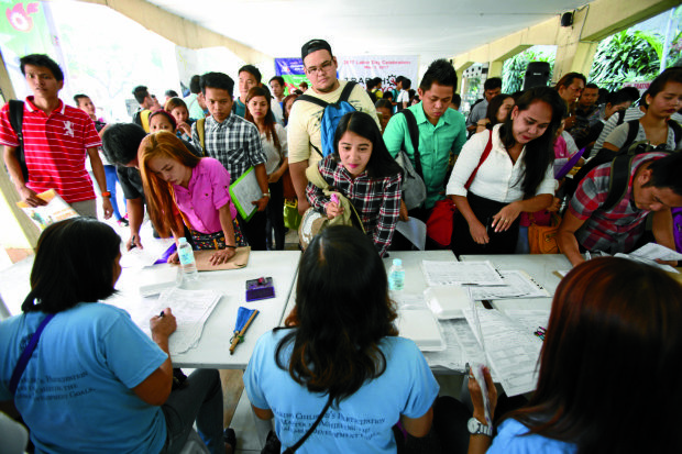 JOB FAIR Job seekers try their luck at the Labor Day Job and Business Fair held atQuezon City Hall, one of themany events tomark Labor Day onMonday. —NIÑO JESUSORBETA