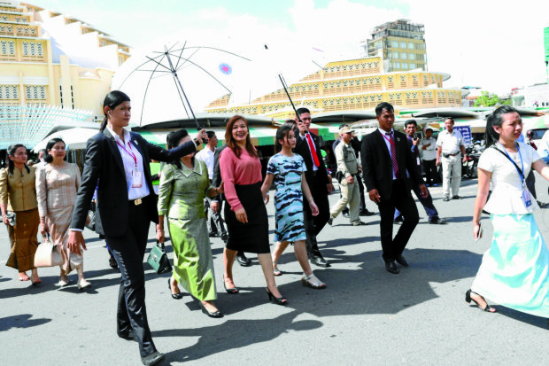 The President’s common-law-wife Honeylet and daughter Veronica tour Cambodia’s tourist sights, including the Silver Pagoda, the National Museum and the Royal Palace on Thursday.  —MALACAÑANG PHOTO