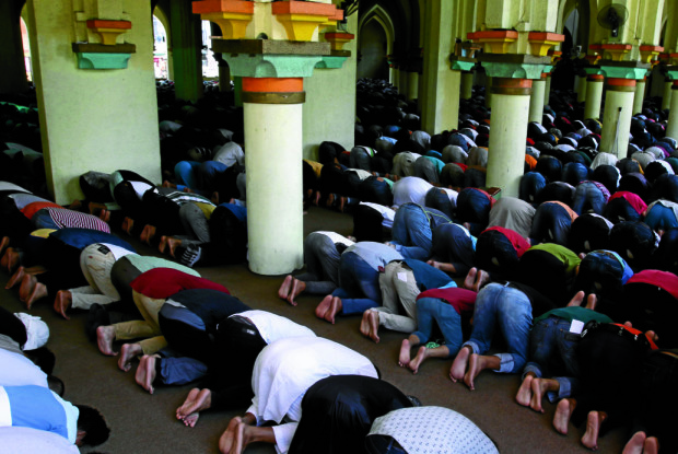 On the eve of Ramadan, Filipino Muslims perform Dhuhr or midnoon prayer at Golden Mosque in Globo de Oro in Quiapo Manila. Muslims in the world will celebrate a monthlong Ramadan where they perform fasting and other Islamic rites to commemorate the first revelation of the Quran to Muhammad according to Islamic belief. INQUIRER PHOTO / RICHARD A. REYES 