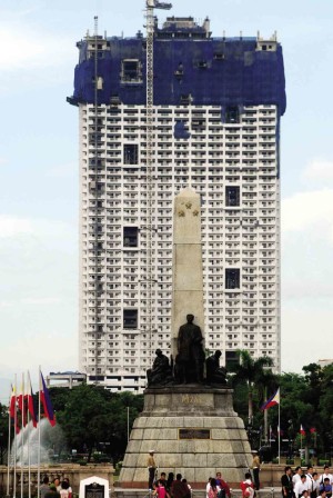 Torre de Manila behind the Rizal Monument. —FILE PHOTO