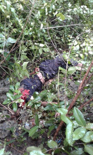 An Abu Sayyaf bandit lies dead on the ground following a shootout with government troops in Barangay Cahayag on Pangagan Island, Calape town in Bohol, on May 15, 2017. (PHOTO BY LEO UDTOHAN / INQUIRER VISAYAS)