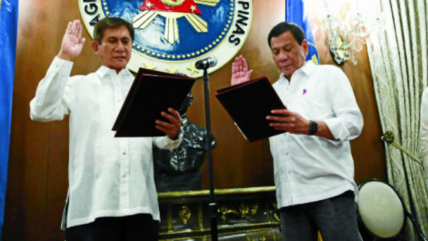 NEW APPOINTEE President Duterte swears in Roy Cimatu as the new environment secretary in Malacañang. —MALACAÑANG PHOTO