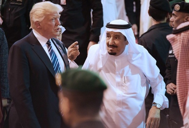 US President Donald Trump and Saudi Arabia's King Salman bin Abdulaziz al-Saud take part in a welcome ceremony ahead of a banquet at Murabba Palace in Riyadh on May 20, 2017. / AFP PHOTO / MANDEL NGAN