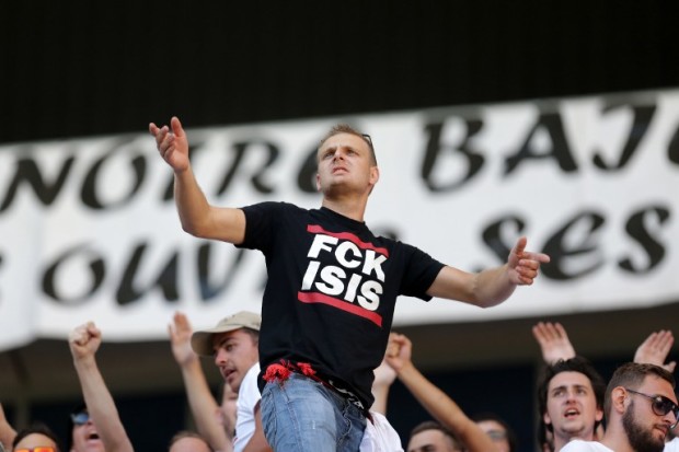 A Nice' supporter wears a tee shirt reading "Fuck Isis" as he cheers before the French L1 football match between OGC Nice and Rennes on August 14, 2016, at the Allianz Riviera stadium in Nice, southern France. / AFP PHOTO / JEAN CHRISTOPHE MAGNENET