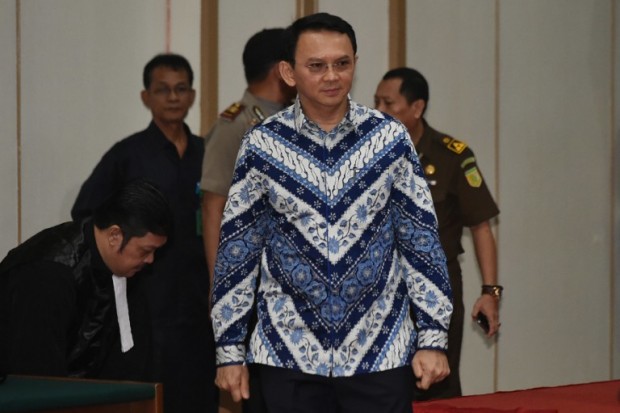 Jakarta's Christian governor Basuki Tjahaja Purnama, popularly known as Ahok, arrives at a courtroom for his verdict and sentence in his blasphemy trial in Jakarta on May 9, 2017.  Jakarta's Christian governor was jailed for two years on May 9 after being found guilty of committing blasphemy, capping a saga seen as a test of religious tolerance in the world's most populous Muslim-majority nation.  / AFP PHOTO / POOL / Bay ISMOYO