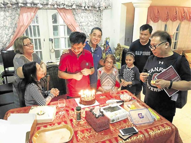 GOOD TIMES Sen. Leila de Lima (left) enjoys a family celebration with mom, Norma (4th from left, seated). With grandkids (right photo). —CONTRIBUTED PHOTOS