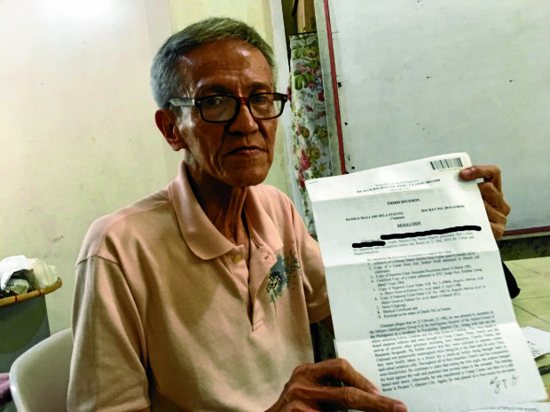 RECOGNITION OF TORTURE Danilo de la Fuente holds a document from the Human Rights Victims’ Claims Board recognizing that he was torturedwhile in military custody in 1982 during the Marcos regime, entitling him to a compensation of P100,000 that he will receive today.—VINCENONATO