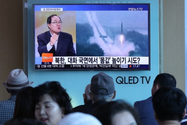 People watch a television news programme, showing file footage of a North Korean missile launch, at a railway station in Seoul on May 14, 2017. North Korea fired a ballistic missile on May 14 in an apparent bid to test the South's new liberal president and the US which have both signalled an interest in negotiations to ease months of tensions. / AFP PHOTO / YONHAP / str /  - South Korea OUT / REPUBLIC OF KOREA OUT  NO ARCHIVES  RESTRICTED TO SUBSCRIPTION USE