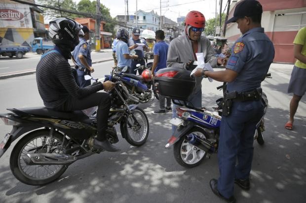 Police checkpoint in Manila after Marawi siege - 24 May 2017