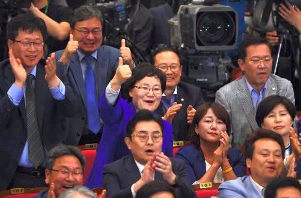 South Korea Democratic Party applaud results of exit poll - 9 May 2017
