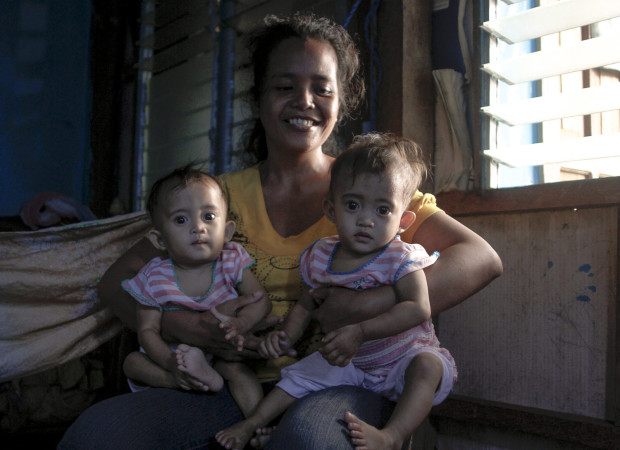 Rose Anne Cordero’s twins Angel and Lourdes are on their way to recovery after receiving antibiotics and ready-to-use therapeutic food from the Department of Health’s Severe Acute Malnutrition Program. ©UNICEF Philippines/2017/Torralba
