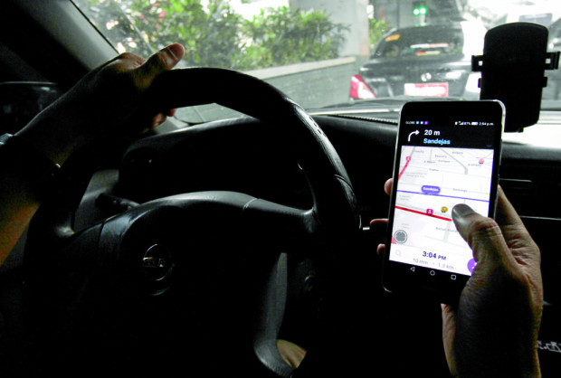 A man drives while using his cellphone to check the traffic in Taft Avenue, Manila.INQUIRER PHOTO / RICHARD A. REYES 