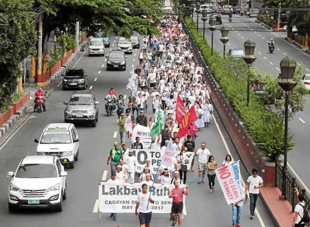Human rights activists reject the reimposition of the death penalty in a march from Welcome Rotunda to the University of Santo Tomas on España Boulevard in Manila. —GRIG C. MONTEGRANDE