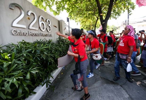 Weeks before communist rebels raided its facilities in Mindanao, Lapanday Food Corp.’s office in Makati City came under attack by members of a militant farmers’ group that had accused the firm of land grabbing. —LYN RILLON