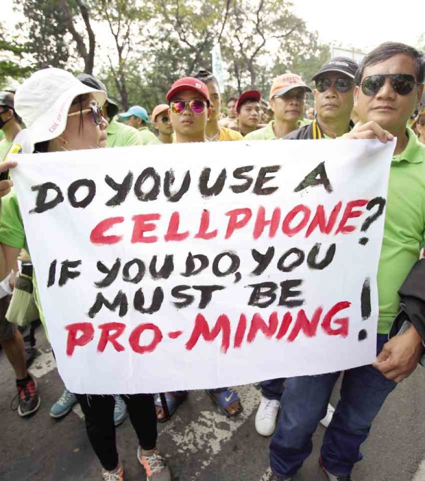 Their voices drowned in the noise of antimining protests, members of mining communities make their sentiment known at a recent rally protesting Gina Lopez’s alleged arbitrary closure of mines. —NIÑO JESUS ORBETA