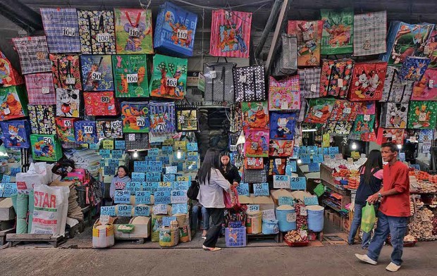 Since 2010, Baguio market vendors have been encouraging clients to purchase colorful and reusable market bags when residents advocated a ban on plastic bags and Styrofoam containers. This month, the city government passed an ordinance enforcing that ban. —EV ESPIRITU