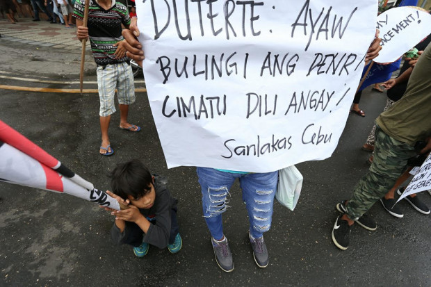 Members of the militant group Sanlakas with their children stage a protest on Colon street against the Ludo Coal Power Plant and the appointment of new DENR sec. Former AFP general Roy Cimatu. CEBU DAILY NEWS/JUNJIE MENDOZA