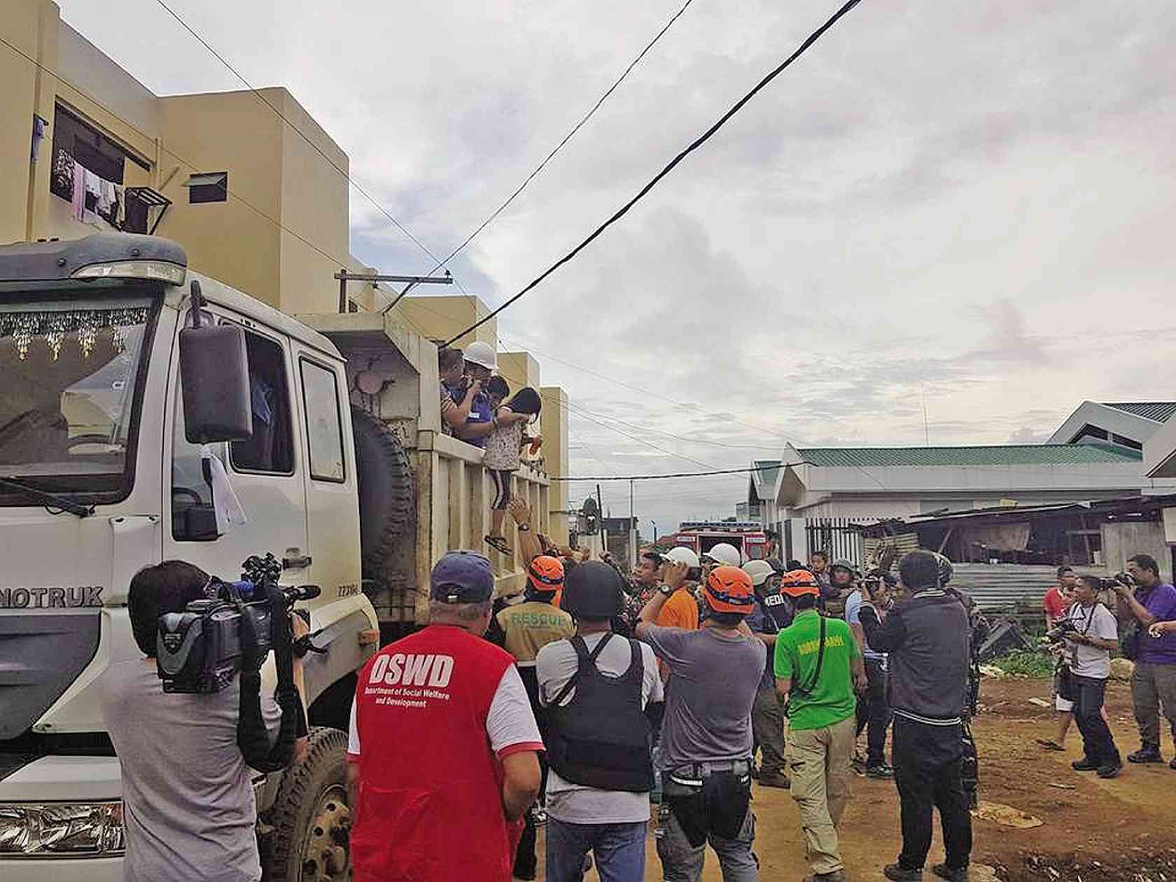 ‘white Helmets Brave Bullets To Rescue Trapped Marawi Residents