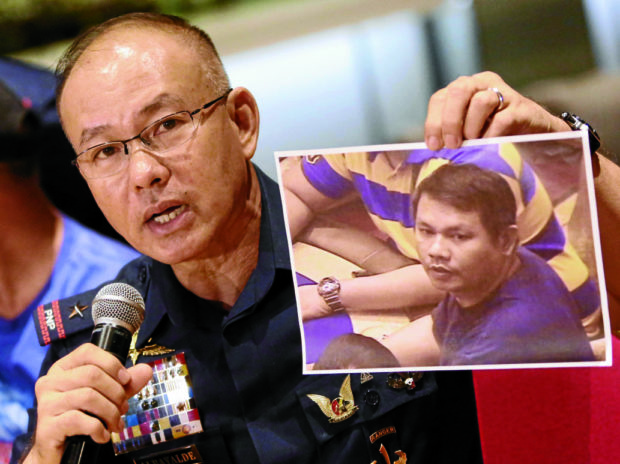IDENTIFIED The photo of Jessie Javier Carlos, the casino attacker, is shown to journalists by Director Oscar Albayalde, chief of the National Capital Region Police Office. —MARIANNE BERMUDEZ
