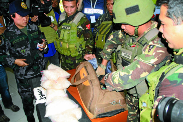 DRUG HAUL Military officers present packs of “shabu” reportedly seized from a house used by terrorists in Marawi City. —RICHEL UMEL