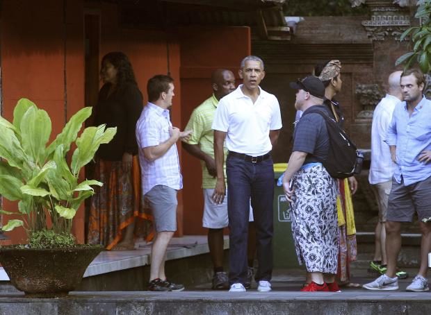 Barack Obama with staff in Bali - 27 June 2017