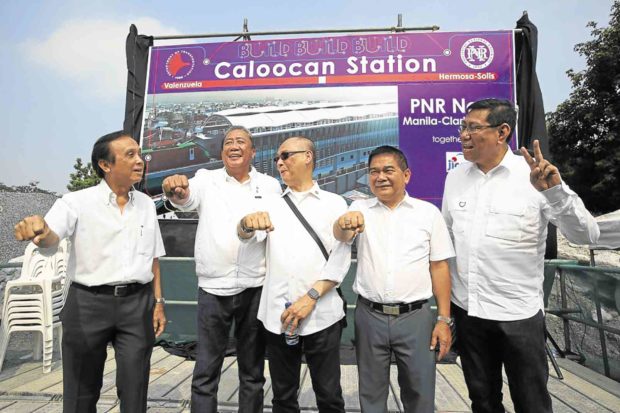 Caloocan Rep. Edgar Erice (right) of the Liberal Party is the odd man out as he opts for a peace sign while (from left) Neda Director General Ernesto Pernia, Transporation Secretary Arthur Tugade, Budget Secretary Benjamin Diokno and Caloocan Mayor Oscar Malapitan do President Duterte’s signature fist pose at the marking of five stations for the Manila-Clark railway project.  —NIÑO JESUS ORBETA